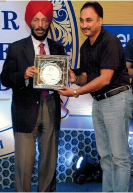 Viksit receives an award from Milkha Singh